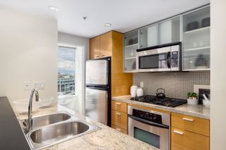 Photo 4: 808 33 SMITHE Street in Vancouver: Yaletown Condo for sale in "Cooper's Lookout" (Vancouver West)  : MLS®# R2701934