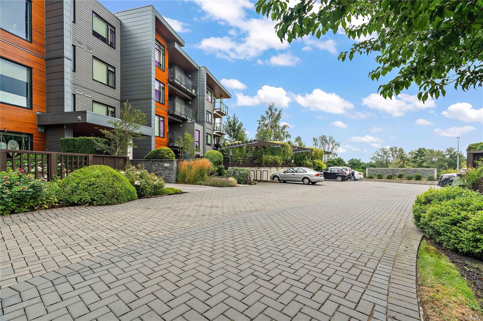 Main Photo: 301 3815 Rowland Ave in Saanich: SW Glanford Condo for sale (Saanich West)  : MLS®# 937603