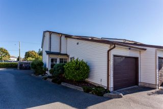 Photo 1: 101 15529 87A Avenue in Surrey: Fleetwood Tynehead Townhouse for sale in "Evergreen Estates" : MLS®# R2110362
