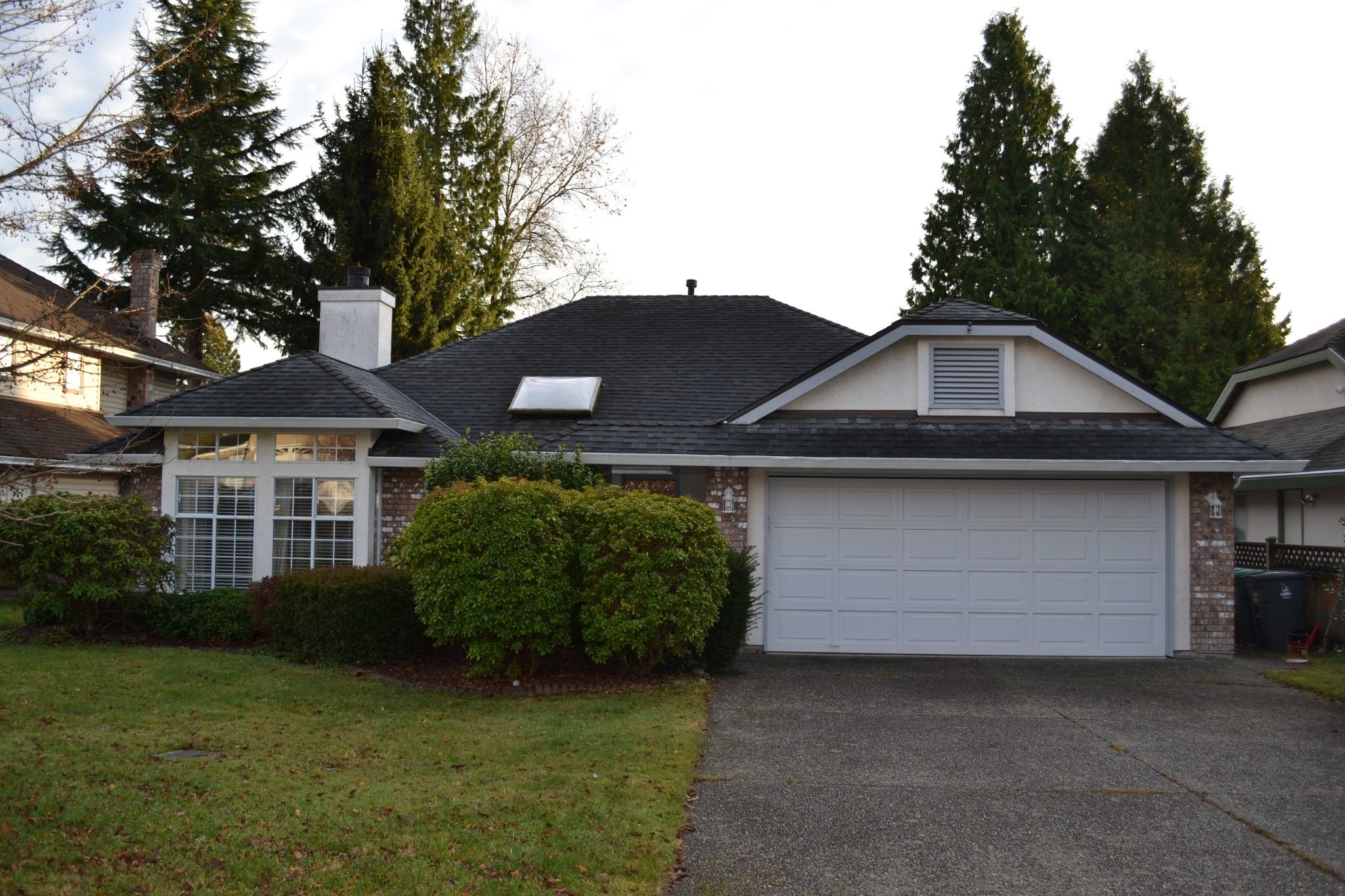 Main Photo: 135xx 14A Avenue in Surrey: Crescent Bch Ocean Pk. House for rent