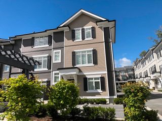 Photo 2: 97 2070 OAK MEADOWS Drive in Surrey: Grandview Surrey Townhouse for sale in "HOLLOWAY AT THE BOROUGHS" (South Surrey White Rock)  : MLS®# R2884594