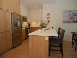 Photo 4: 401 875 GIBSONS Way in Gibsons: Gibsons & Area Condo for sale (Sunshine Coast)  : MLS®# R2292033