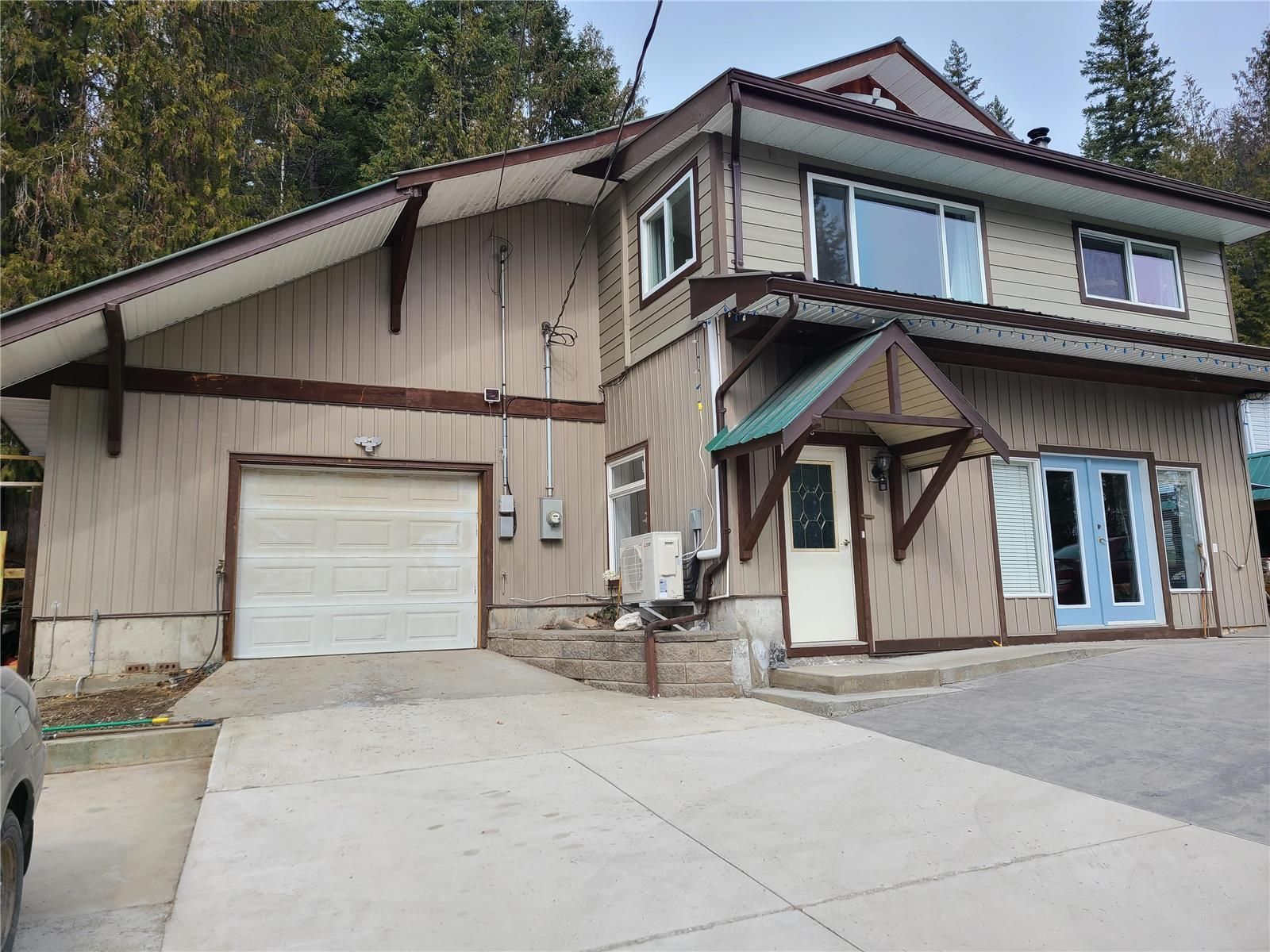 Main Photo: 6327 Squilax-Anglemont Road, in Magna Bay: House for sale : MLS®# 10265726
