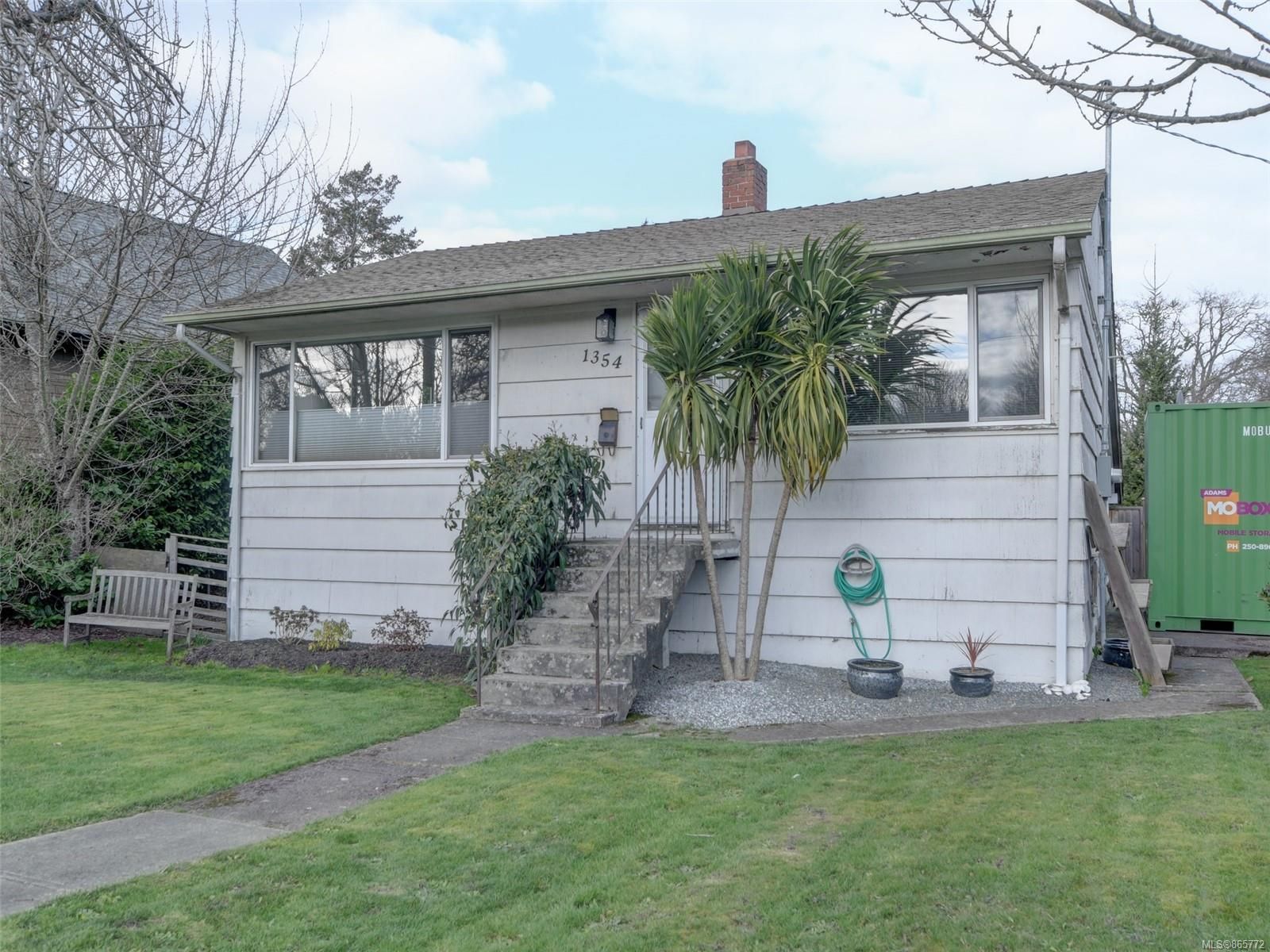 Main Photo: 1354 Bay St in Victoria: Vi Oaklands House for sale : MLS®# 865772