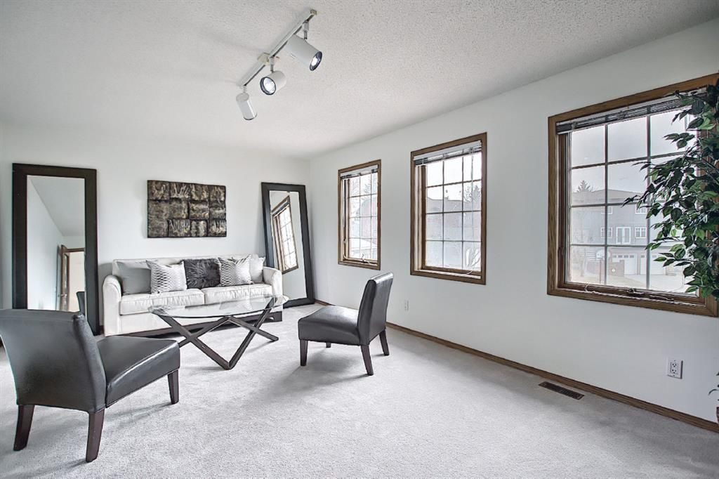 Photo 4: Photos: 331 Edelweiss Place NW in Calgary: Edgemont Detached for sale : MLS®# A1093275