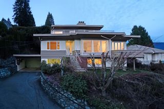 Photo 3: 875 ESQUIMALT Avenue in West Vancouver: Sentinel Hill House for sale : MLS®# R2822577