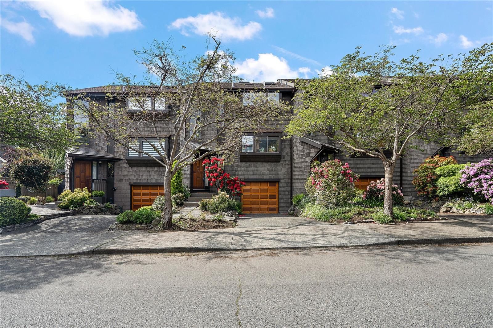 Main Photo: 909 Oliphant Ave in Victoria: Vi Fairfield West Row/Townhouse for sale : MLS®# 903408