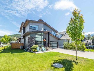 Photo 1: 39232 FALCON Crescent in Squamish: Brennan Center House for sale in "Ravenswood" : MLS®# R2477496