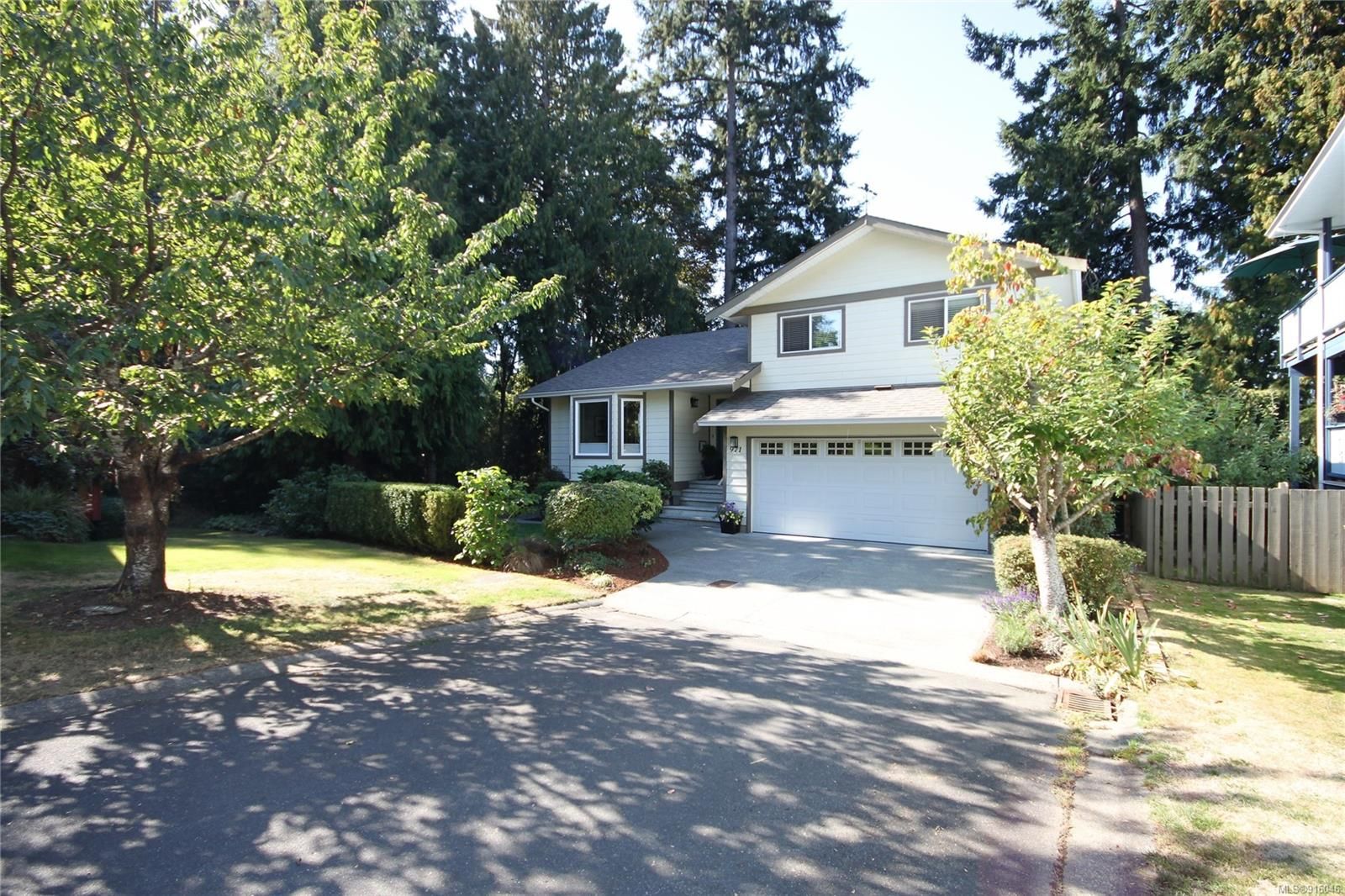 Main Photo: 971 Creekside Crt in Central Saanich: CS Brentwood Bay House for sale : MLS®# 916046
