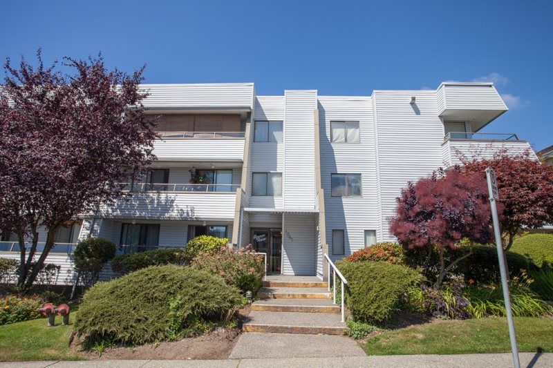 Main Photo: 305 1341 GEORGE Street: White Rock Condo for sale in "OCEANVIEW" (South Surrey White Rock)  : MLS®# R2215870