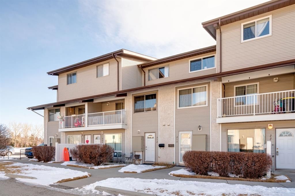 Main Photo: 213 200 Brookpark Drive SW in Calgary: Braeside Row/Townhouse for sale : MLS®# A1191957