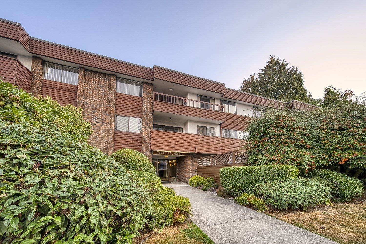 Main Photo: 305 122 E 17TH Street in North Vancouver: Central Lonsdale Condo for sale in "Imperial House" : MLS®# R2733557