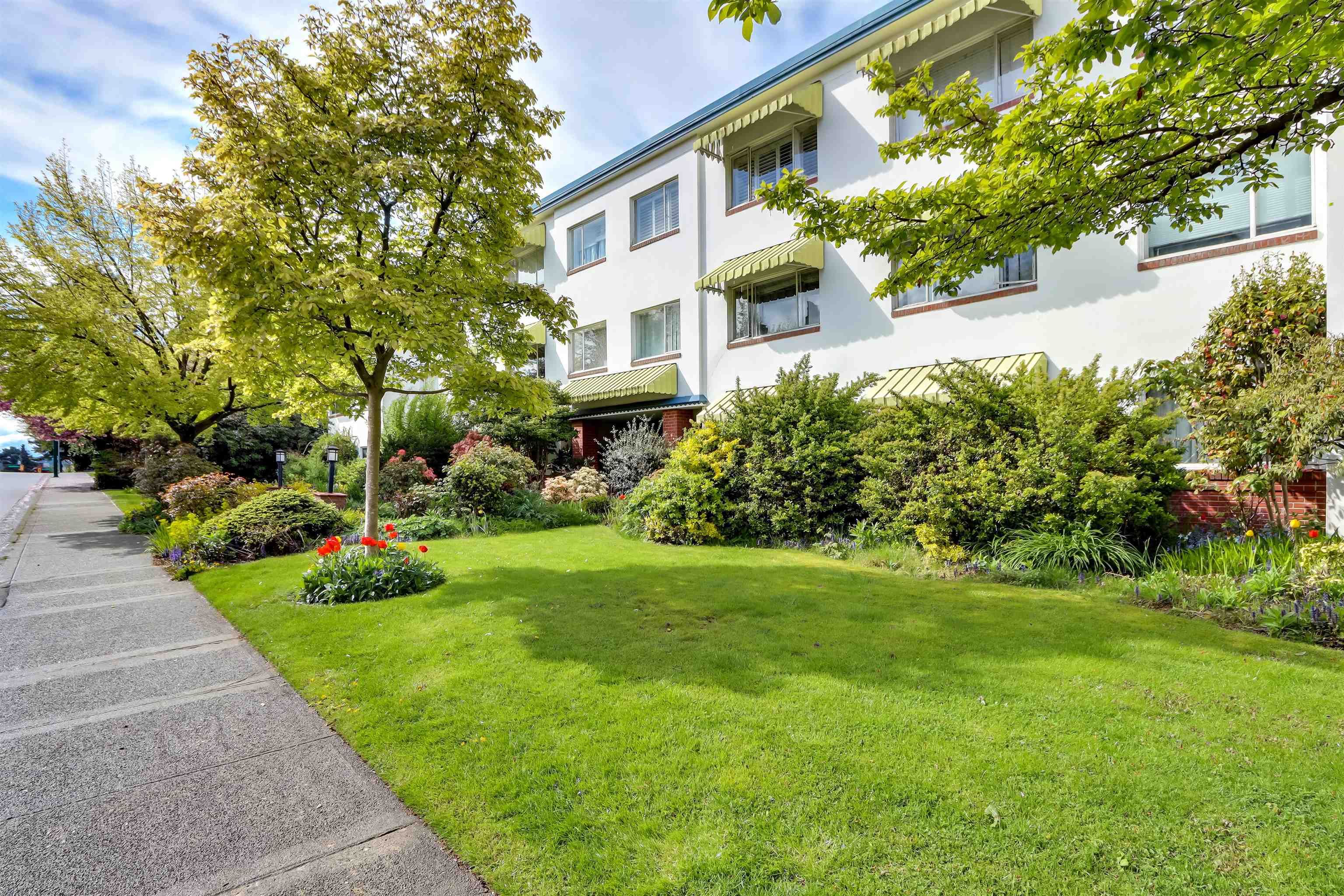 Main Photo: 208 2469 CORNWALL Avenue in Vancouver: Kitsilano Condo for sale in "Dorset House" (Vancouver West)  : MLS®# R2681974