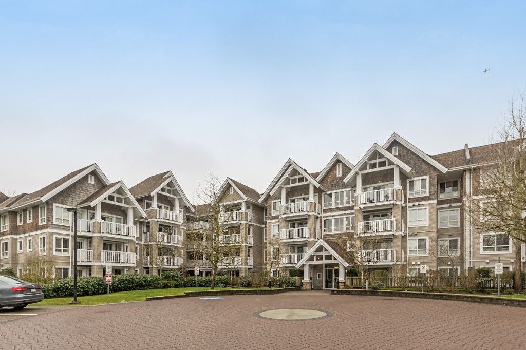 Main Photo: 319 20750 DUNCAN Way in Langley: Langley City Condo for sale in "FAIRFIELD LANE" : MLS®# R2145506