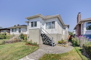 Photo 2: 3313 WILLIAM Street in Vancouver: Renfrew VE House for sale (Vancouver East)  : MLS®# R2717040