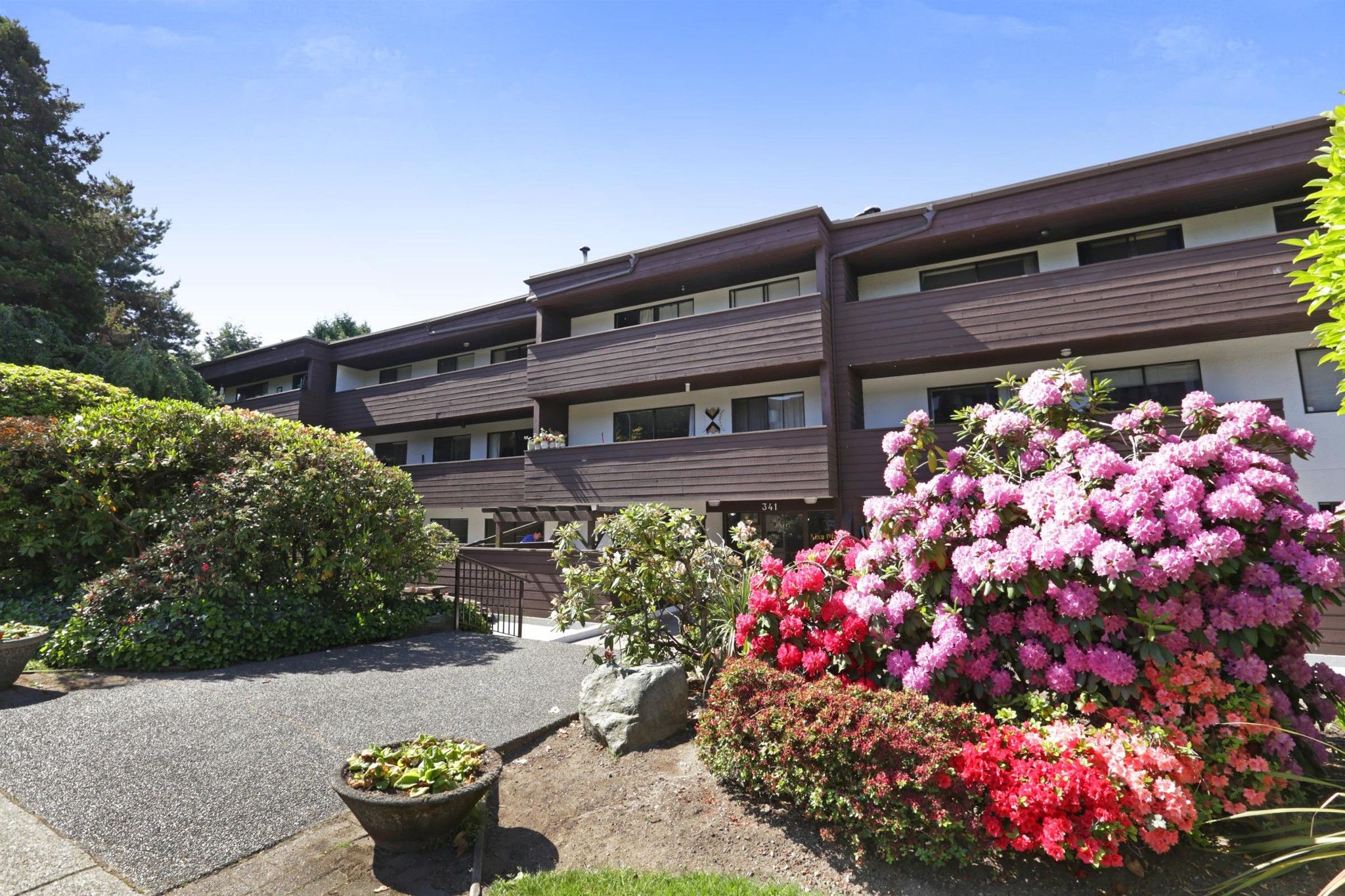 Main Photo: 107 341 W 3RD Street in North Vancouver: Lower Lonsdale Condo for sale in "Lisa Place" : MLS®# R2271660