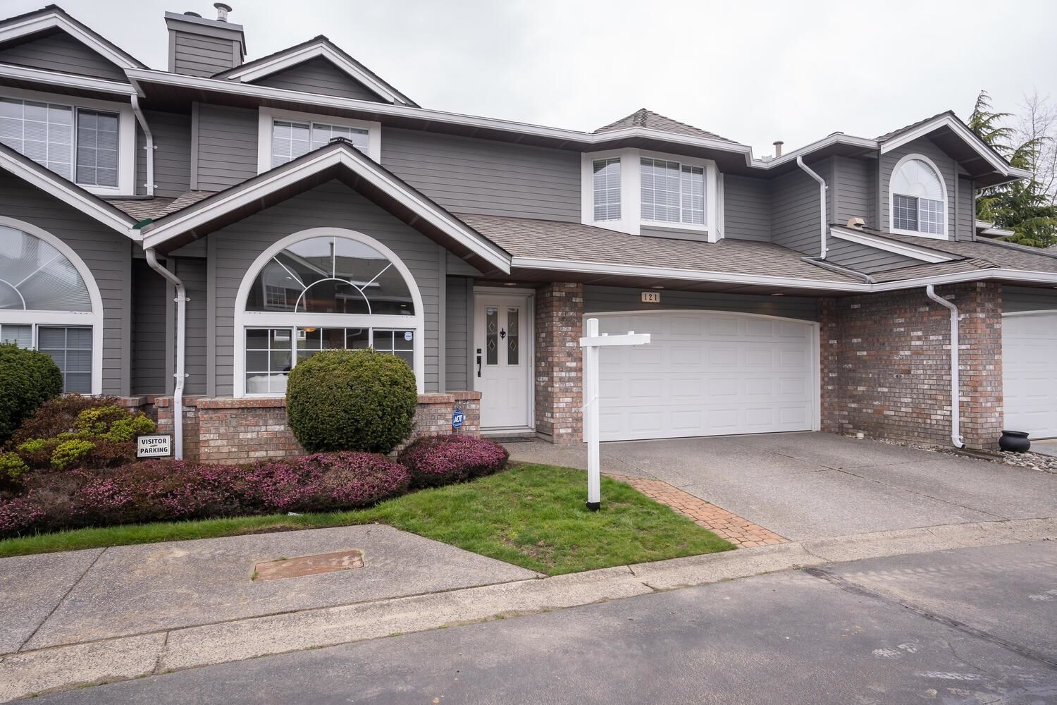 Main Photo: 121 6109 W BOUNDARY DRIVE in Surrey: Panorama Ridge Townhouse for sale : MLS®# R2717265