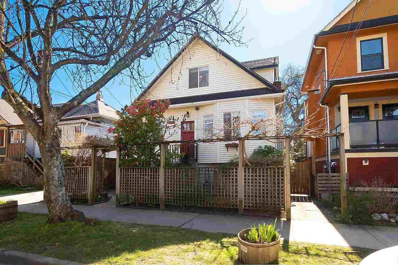 Main Photo: 614 E 14TH Avenue in Vancouver: Mount Pleasant VE House for sale (Vancouver East)  : MLS®# R2446577