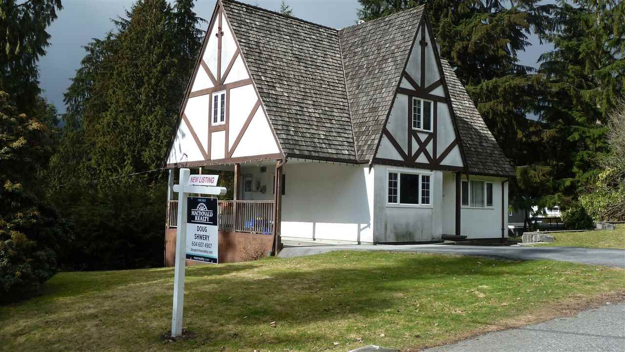 Main Photo: 4935 CEDARCREST Avenue in North Vancouver: Canyon Heights NV House for sale : MLS®# R2137458