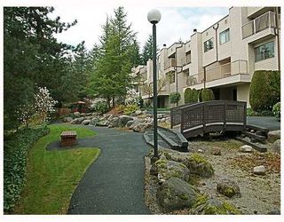 Photo 1: 116 1210 FALCON Drive in Coquitlam: Upper Eagle Ridge Townhouse for sale in "FERNLEAF PLACE" : MLS®# V702864