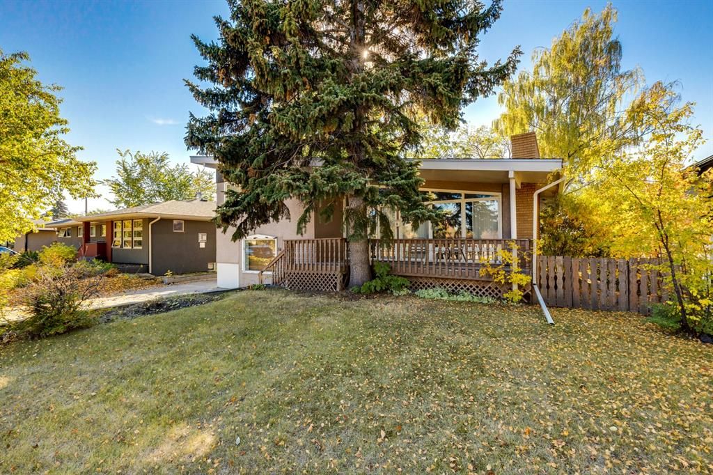 Main Photo: 34 Meadowlark Crescent SW in Calgary: Meadowlark Park Detached for sale : MLS®# A2009317