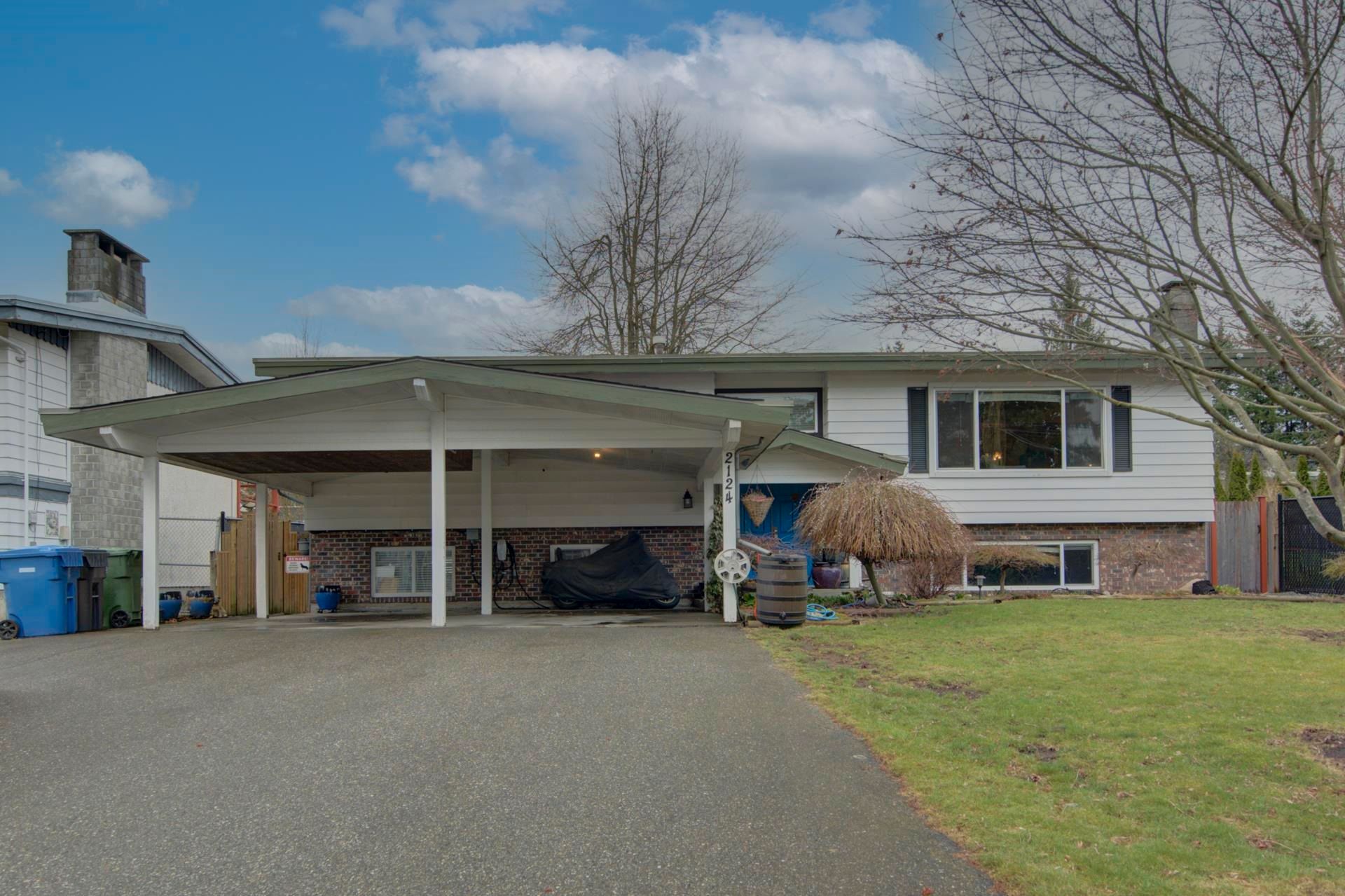 Main Photo: 2124 TOPAZ Street in Abbotsford: Abbotsford West House for sale : MLS®# R2658345