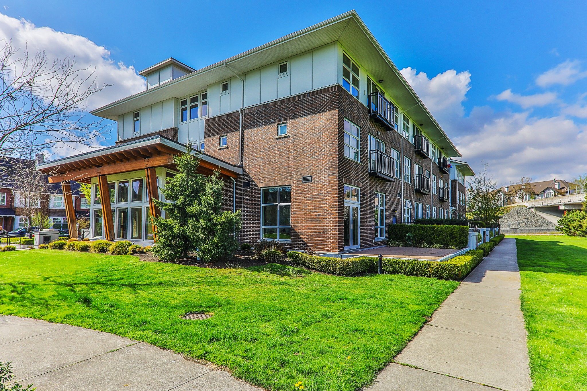 Main Photo: 310 245 Brookes Street in New Westminstwr: Queensborough Condo for sale (New Westminster)  : MLS®# R2388839