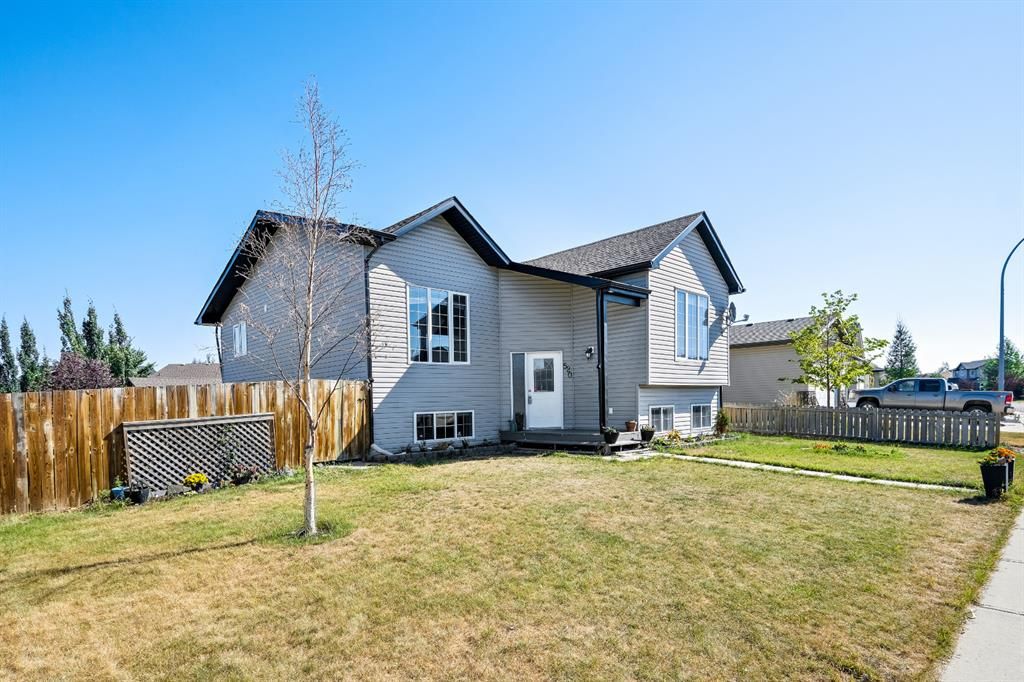 Main Photo: 520 Carriage Lane Drive: Carstairs Detached for sale : MLS®# A1138695