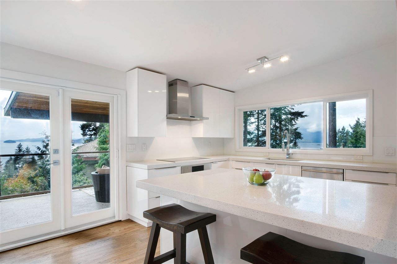 Photo 9: Photos: 520 BAYVIEW Road: Lions Bay House for sale (West Vancouver)  : MLS®# R2528963
