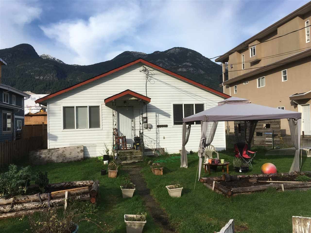 Main Photo: 38045 THIRD Avenue in Squamish: Downtown SQ House for sale in "Downtown" : MLS®# R2124292