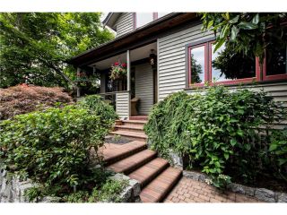 Photo 2: 552 E 6TH Street in North Vancouver: Lower Lonsdale House for sale in "QUEENSBURY" : MLS®# V1126107