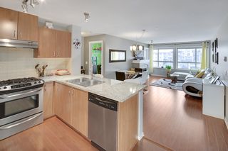 Photo 2: 314 3110 DAYANEE SPRINGS BL Boulevard in Coquitlam: Westwood Plateau Condo for sale in "LEDGEVIEW" : MLS®# R2137241