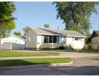 Photo 1: 65 DONEGAL Bay in WINNIPEG: East Kildonan Residential for sale (North East Winnipeg)  : MLS®# 2912345