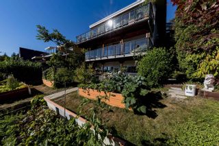 Main Photo: 416-418 E 2ND Street in North Vancouver: Lower Lonsdale House for sale : MLS®# R2751935