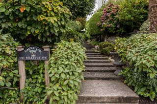 Photo 3: 101 1845 BELLEVUE Avenue in West Vancouver: Ambleside Condo for sale : MLS®# R2821670
