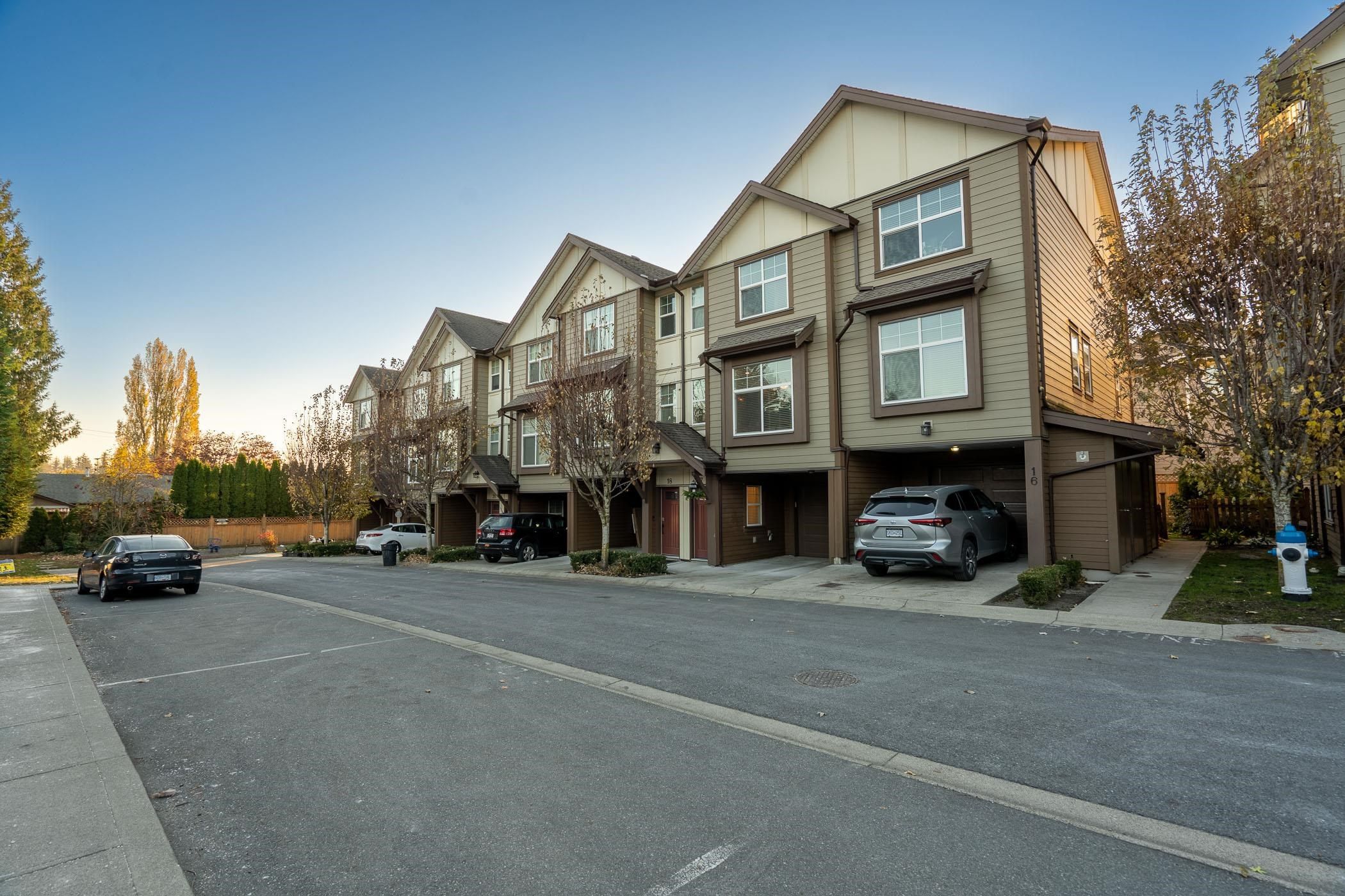 Main Photo: 17 33860 MARSHALL Road in Abbotsford: Central Abbotsford Townhouse for sale in "Marshall Mews" : MLS®# R2738870