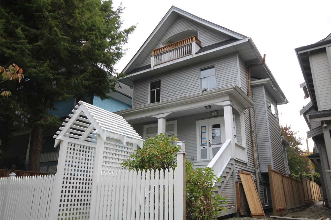 Main Photo: 624 E 11TH Avenue in Vancouver: Mount Pleasant VE House for sale (Vancouver East)  : MLS®# R2413732
