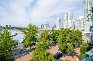 Photo 2: 3C 1067 MARINASIDE Crescent in Vancouver: Yaletown Townhouse for sale in "QUAYWEST II" (Vancouver West)  : MLS®# R2810313