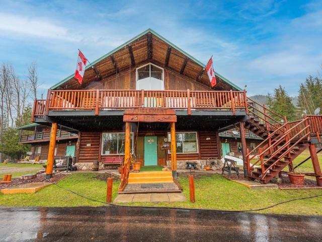 Main Photo: 7387 ESTATE DRIVE: North Shuswap House for sale (South East)  : MLS®# 166871