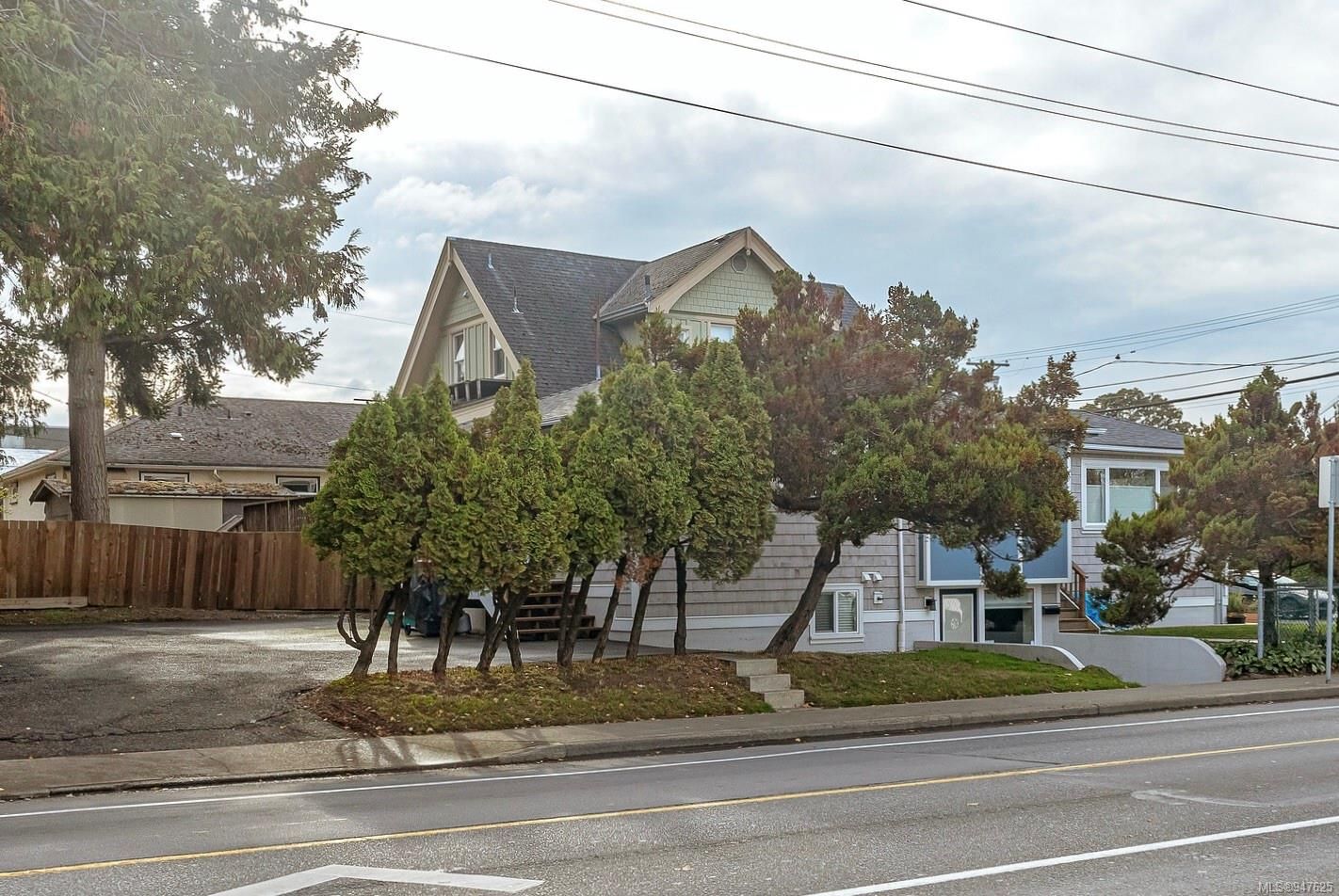 Main Photo: 2409 Cook St in Victoria: Vi Fernwood House for sale : MLS®# 947625