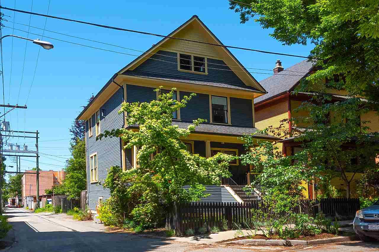 Main Photo: 621 PRINCESS Avenue in Vancouver: Strathcona House for sale in "STRATHCONA" (Vancouver East)  : MLS®# R2459685
