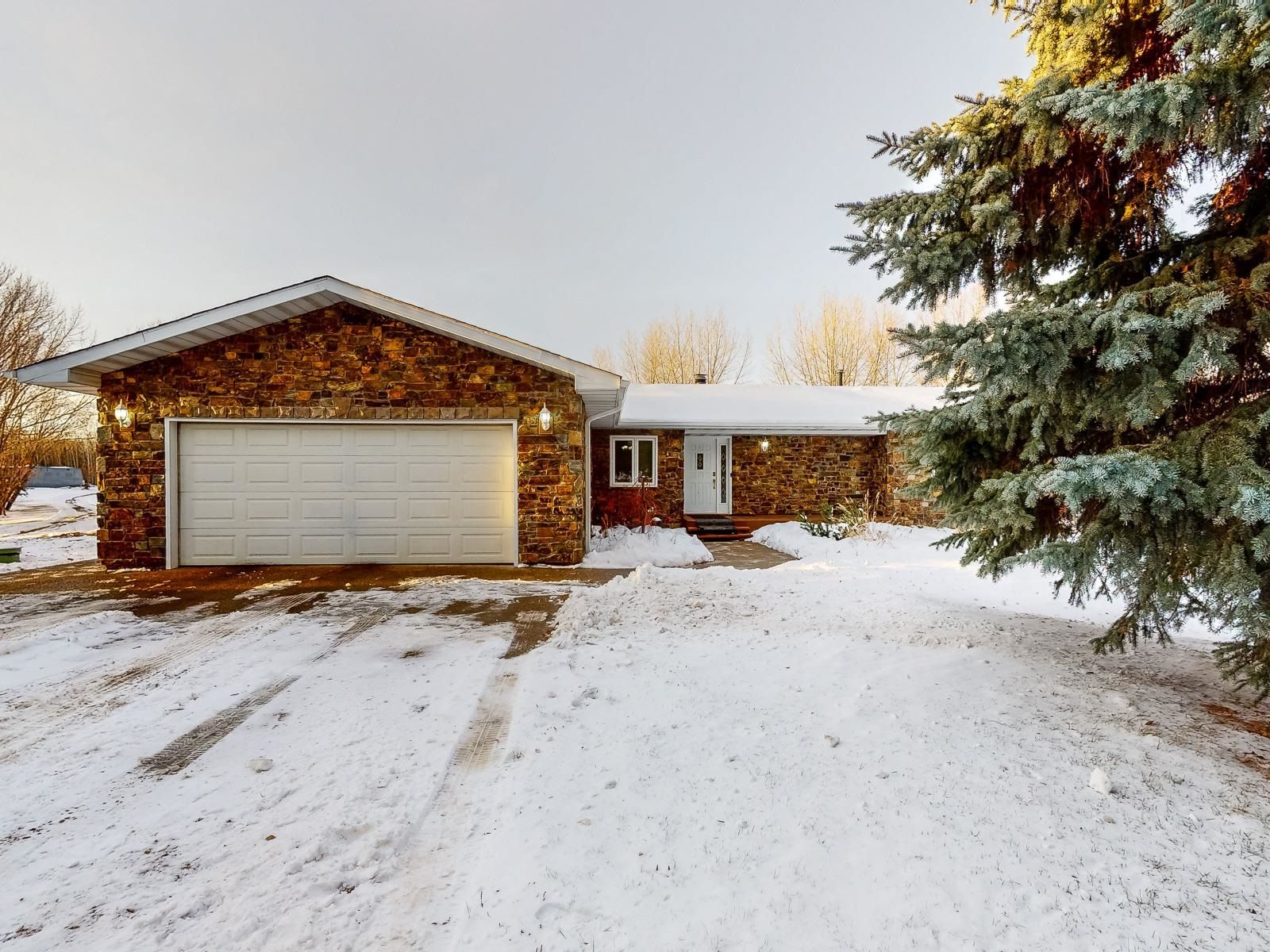 Main Photo: 50 22322 WYE Road: Rural Strathcona County House for sale : MLS®# E4270660