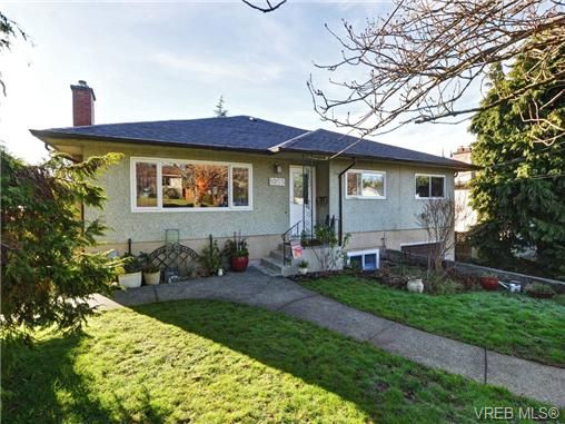 Main Photo: 1055 Nicholson St in VICTORIA: SE Lake Hill House for sale (Saanich East)  : MLS®# 721452