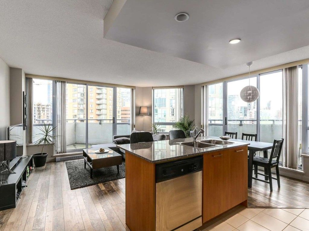 Main Photo: 1801 1212 Howe in Vancouver: Downtown VW Condo for sale (Vancouver West)  : MLS®# R2130353