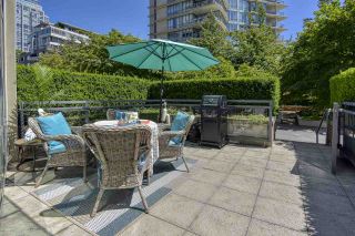 Photo 3: 105 1383 MARINASIDE Crescent in Vancouver: Yaletown Townhouse for sale in "COLUMBUS" (Vancouver West)  : MLS®# R2478306
