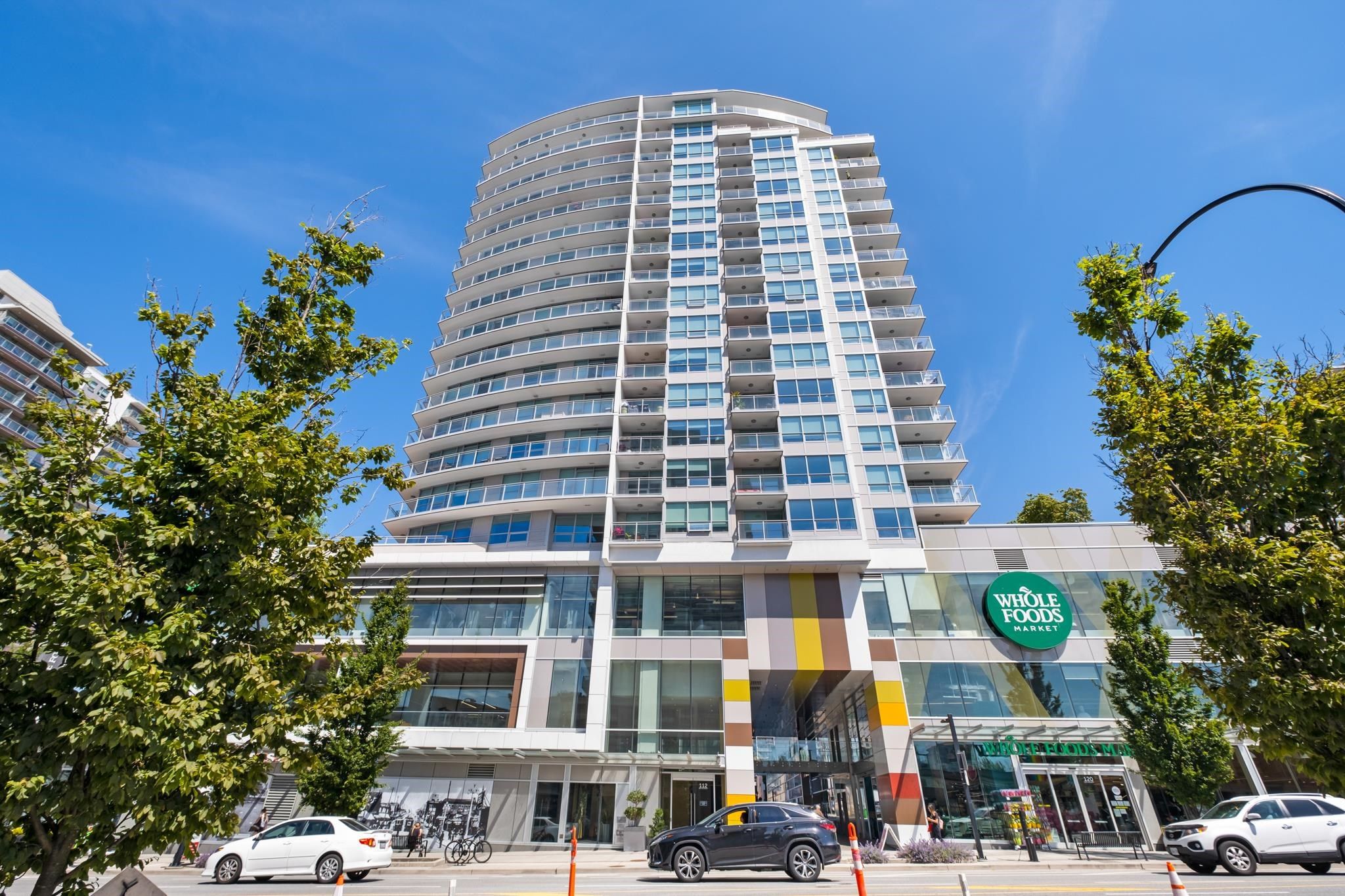 Main Photo: 901 112 E 13TH Street in North Vancouver: Central Lonsdale Condo for sale in "Centerview" : MLS®# R2716044