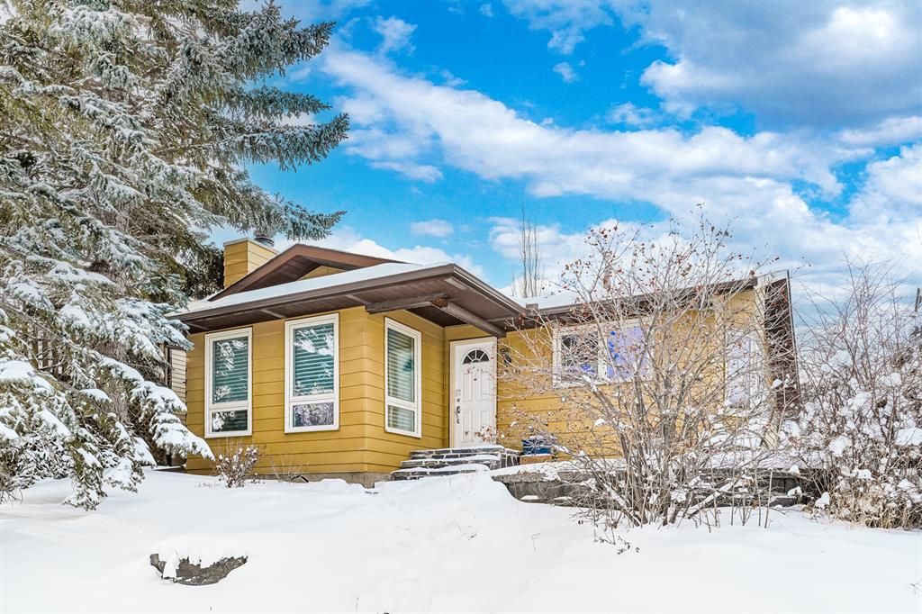 Main Photo: 1220 Berkley Drive NW in Calgary: Beddington Heights Detached for sale : MLS®# A2033634
