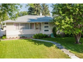 Photo 1: 116 BENNETT Crescent NW in Calgary: Brentwood_Calg House for sale : MLS®# C4021551