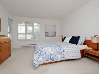 Photo 11: 402 106 W KINGS Road in North Vancouver: Upper Lonsdale Condo for sale in "KINGS COURT" : MLS®# R2233563