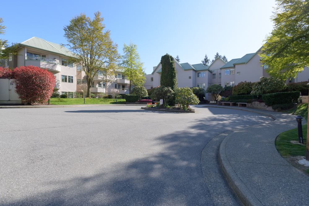 Main Photo: 415 6735 STATION HILL Court in Burnaby: South Slope Condo for sale in "COURTYARDS" (Burnaby South)  : MLS®# R2450864